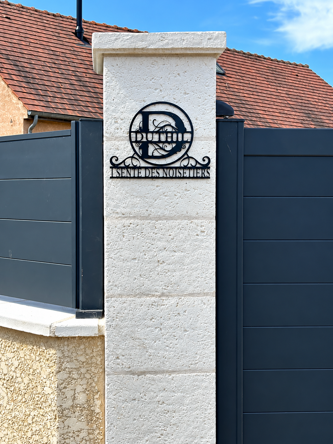 Enseigne DUTHIL – 1 Sente des Noisetiers installée sur le pilier blanc de l’entrée